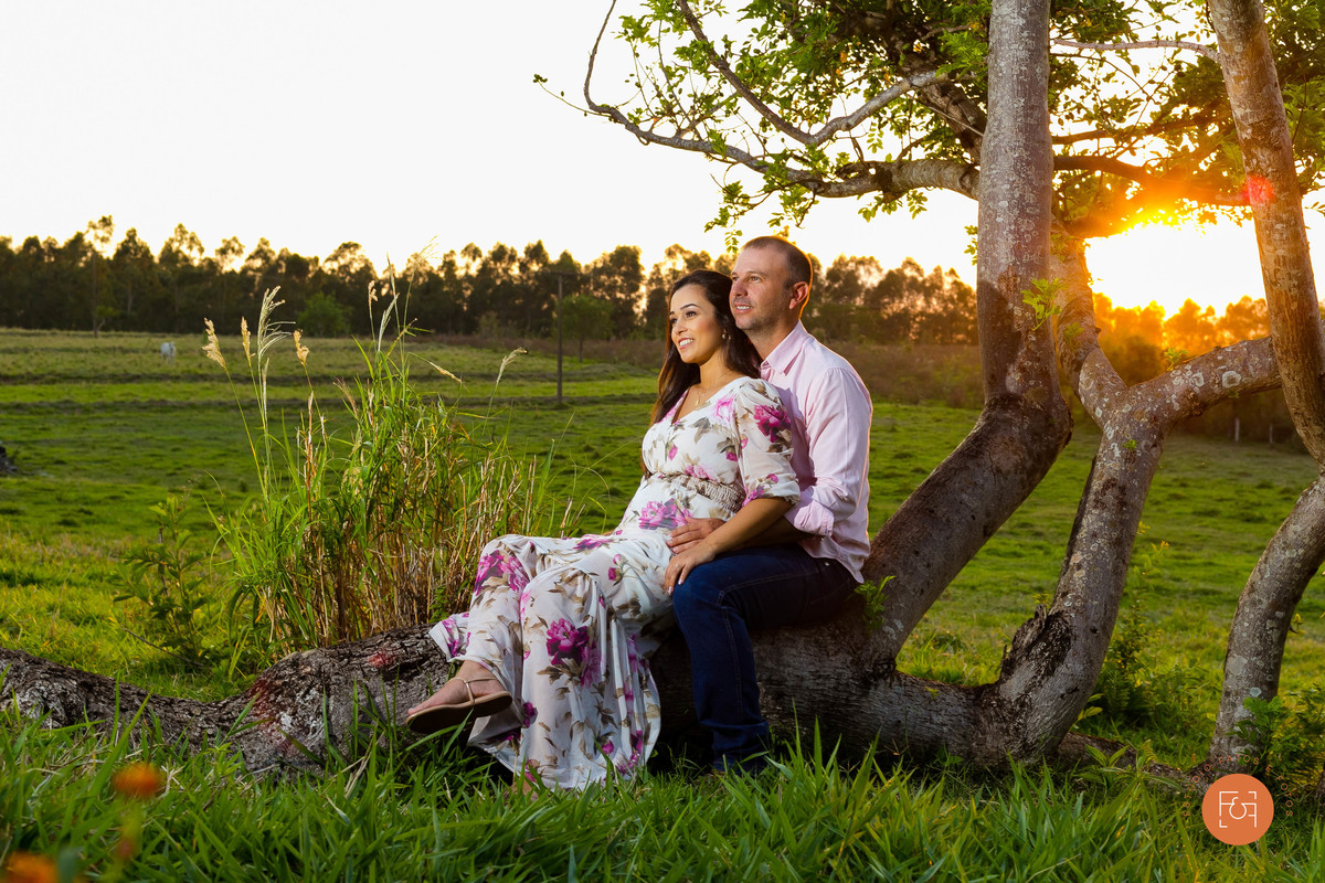Pré wedding casal olhando para o horizonte