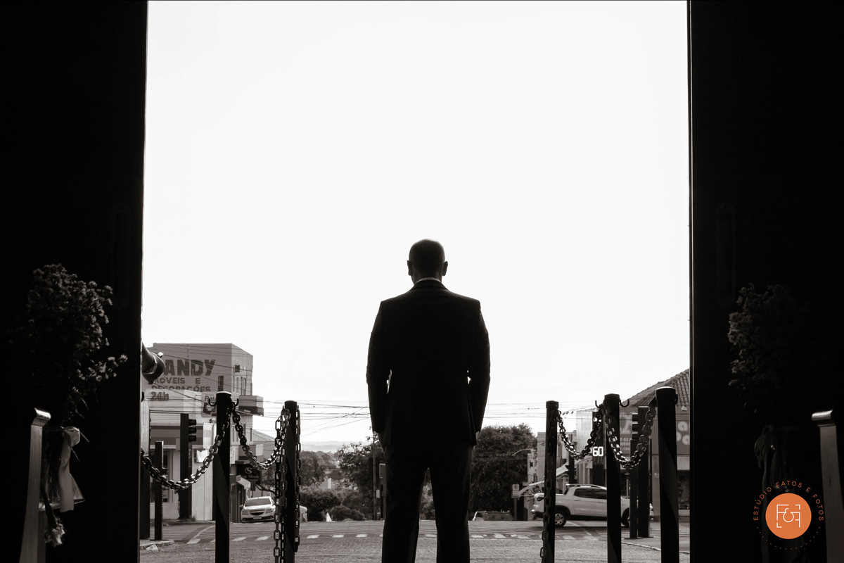 noivo na porta da igreja