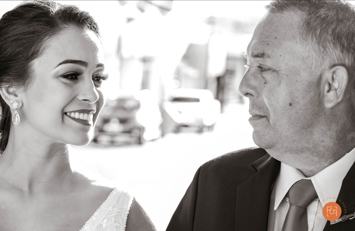 noiva com o pai na porta da igreja