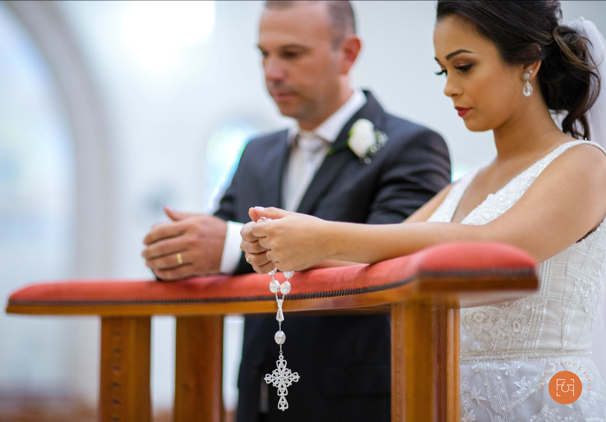 noivos ajoelhados em momento de oração