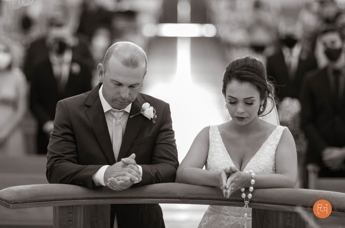 noivos em momento de oração