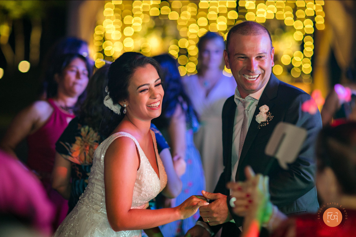 noivos na pista de dança