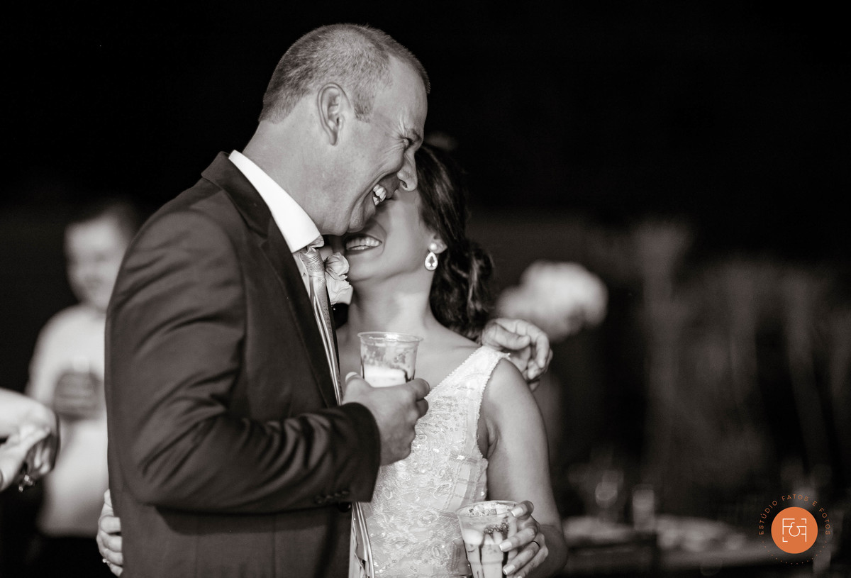 noivos sorrindo na pista de dança