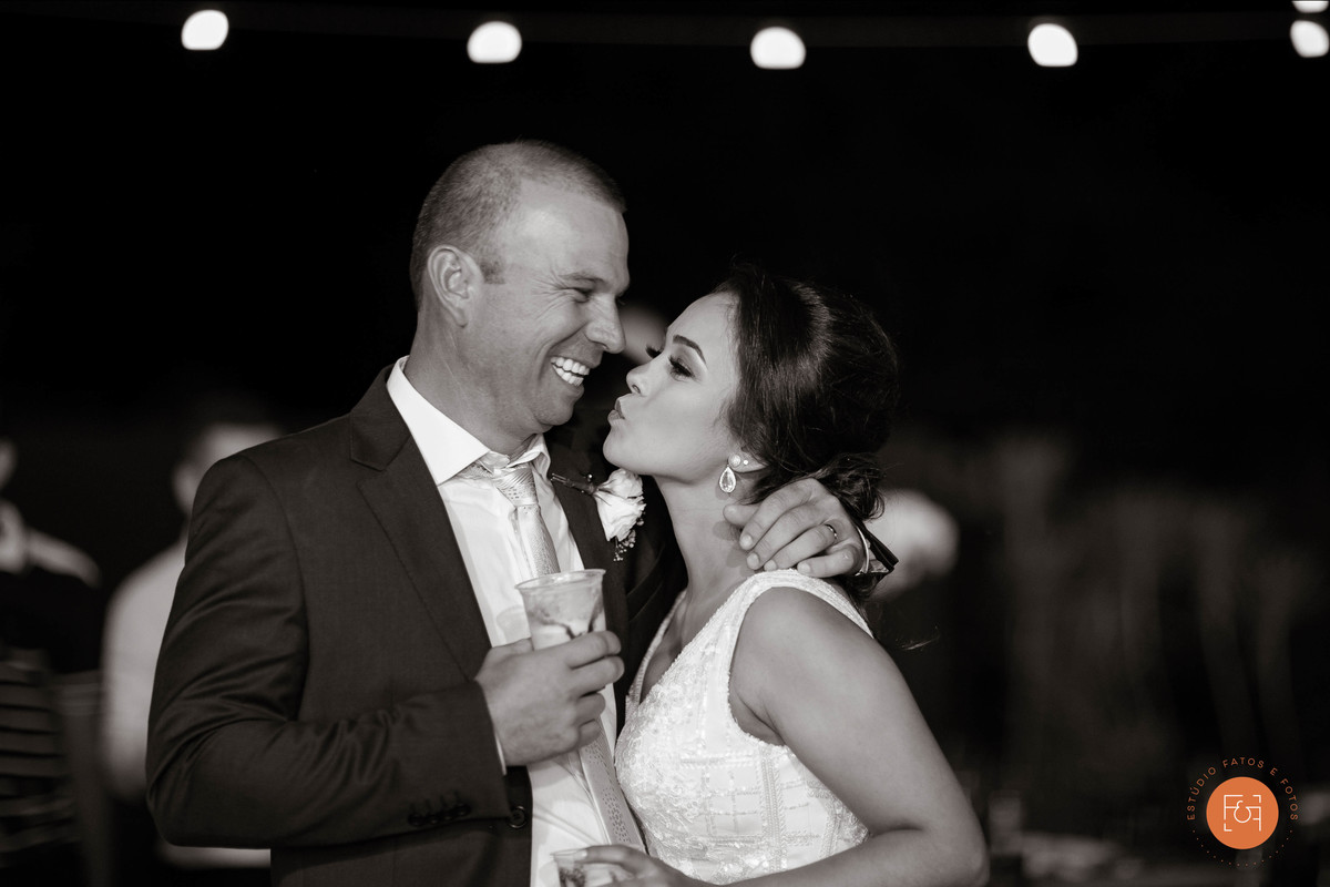 noivos na pista de dança