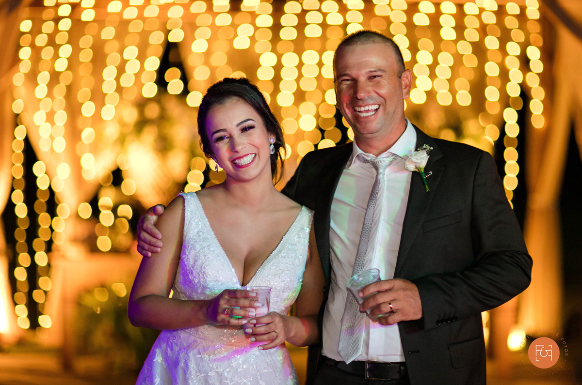 noivos sorrindo na pista de dança