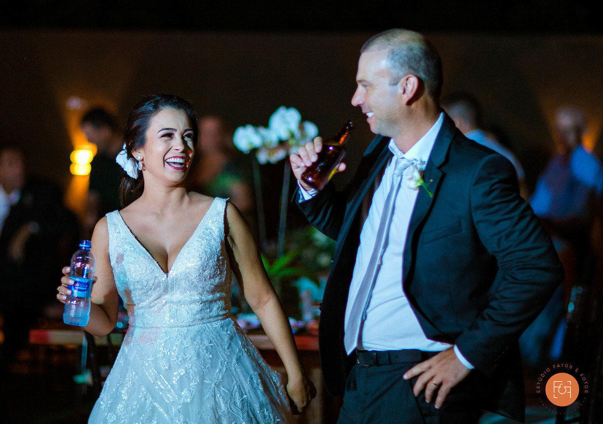 noivos se divertindo na pista de dança