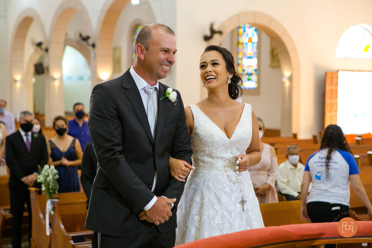 noivos sorrindo no altar