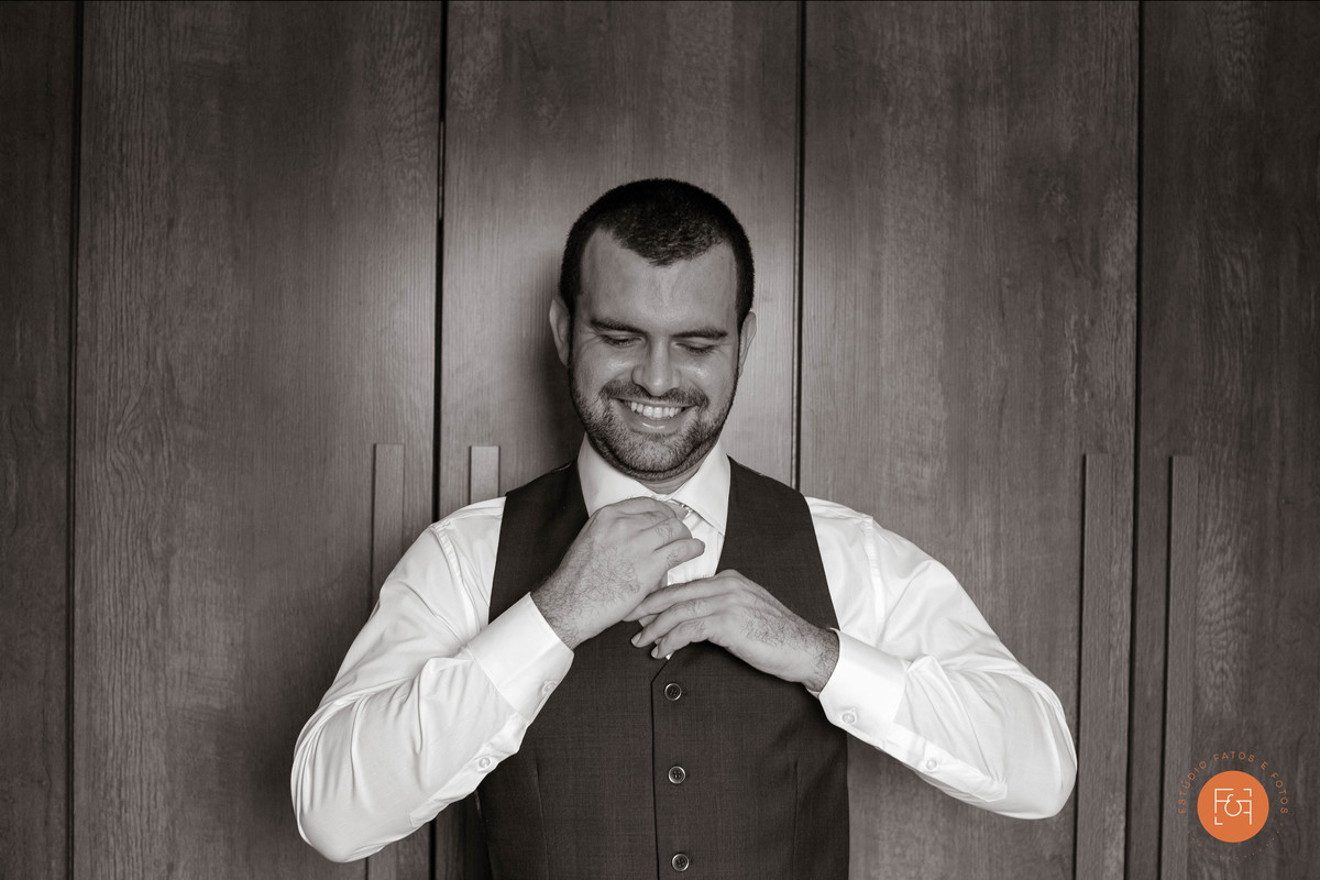 Making of noivo arrumando a gravata