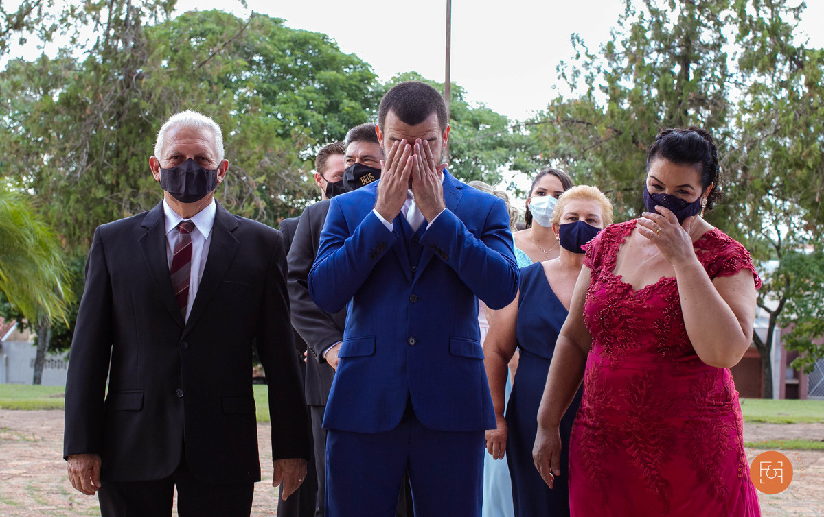 Noivo porta da igreja