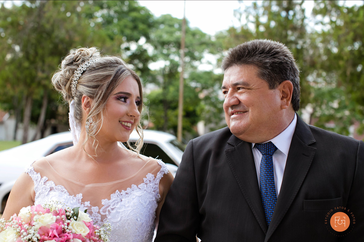 Noiva com pai na porta da igreja