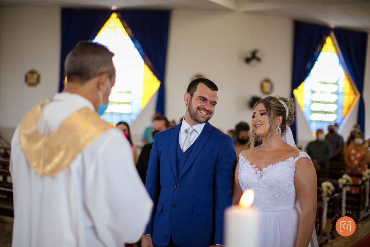 Casal sorrindo no altar