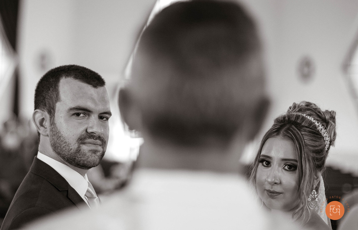 Casal olhando para o padre