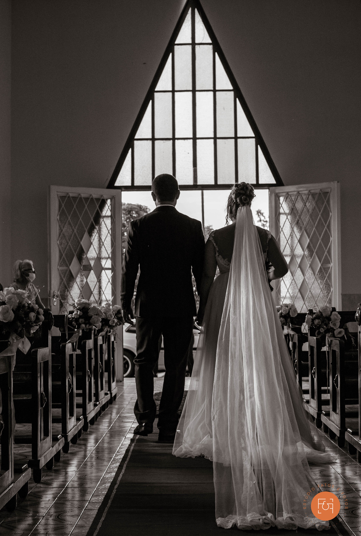 Casal saindo da igreja