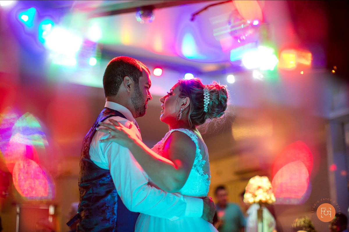Casal dançando na pista de dança