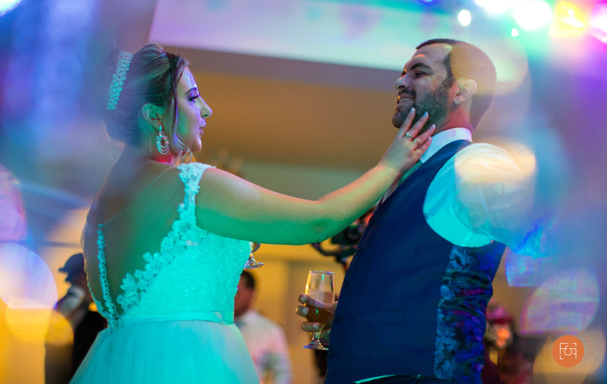 Casal dançando na pista de dança