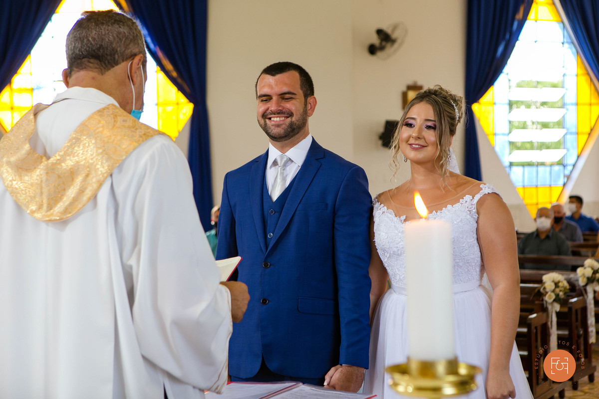 Casal no altar