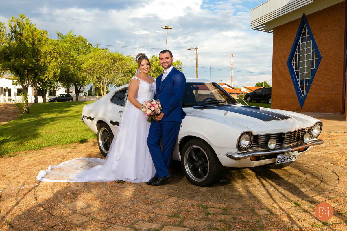 Casal na frente da igreja