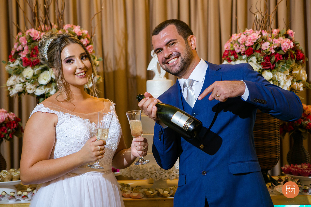 Brinde do casal na mesa do bolo