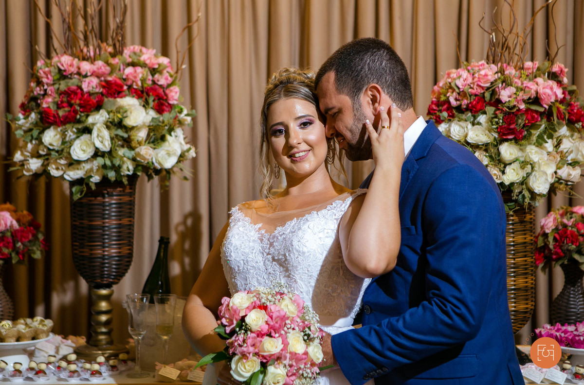 Casal na mesa do bolo