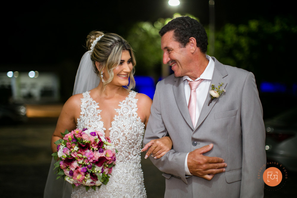 Noiva com o pai porta igreja