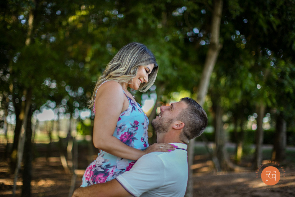 Pré wedding noivo segura noiva