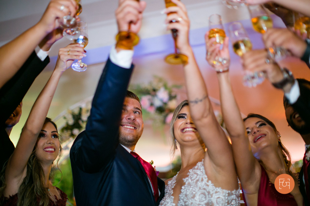 Brinde casal com pardinhos e madrinhas