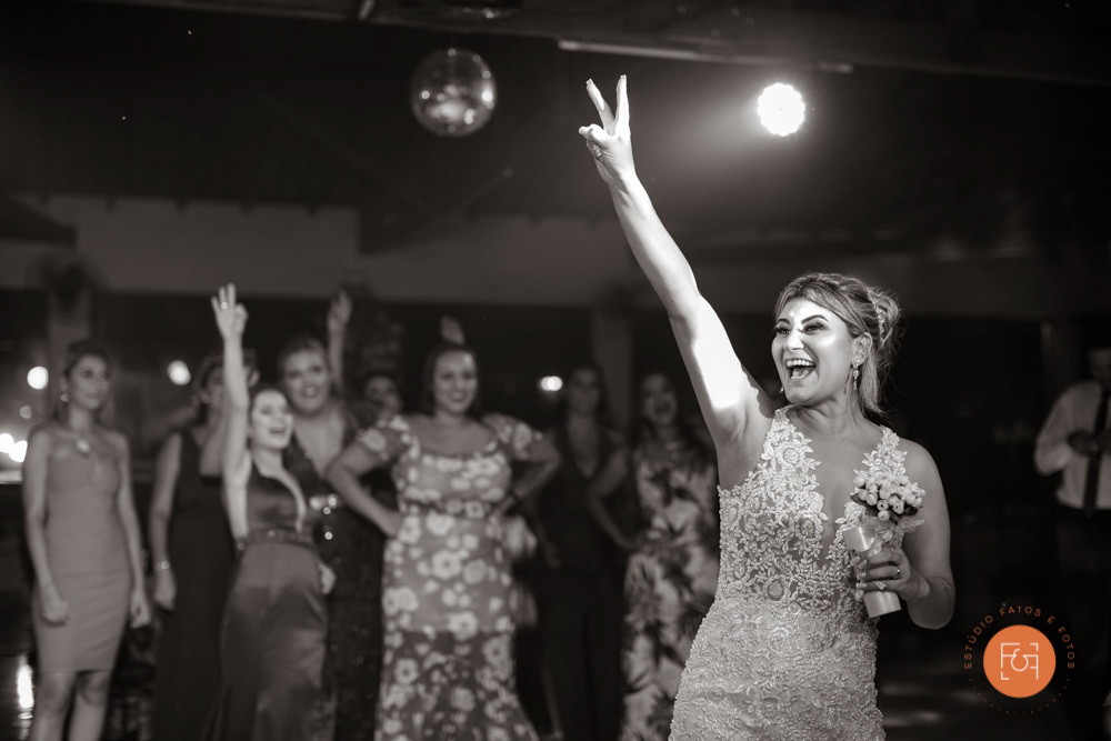 Noiva jogando buquê