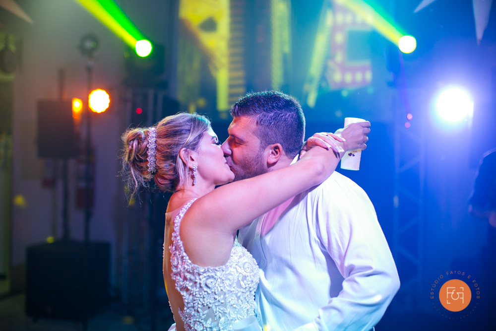 Beijo do casal na pista de dança