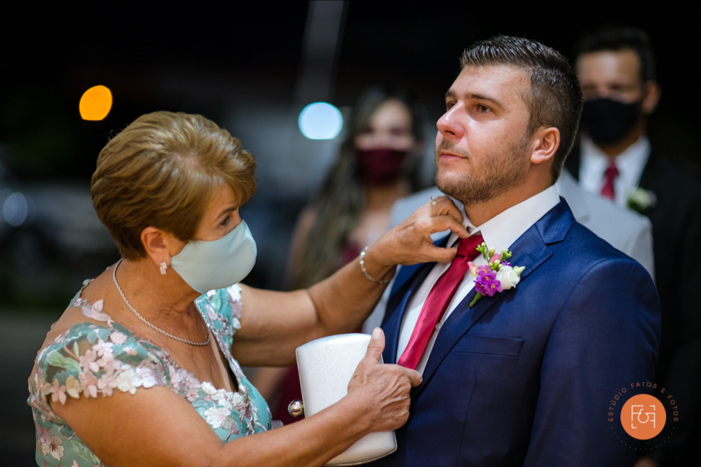 Mãe ajeitando gravata do noivo