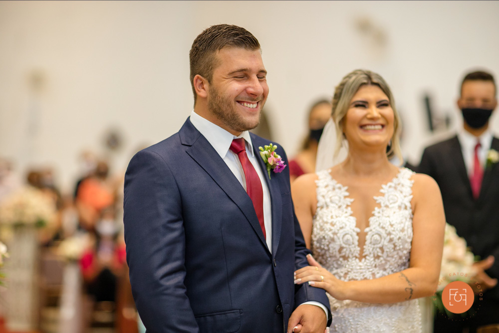 Sorriso do casal no altar