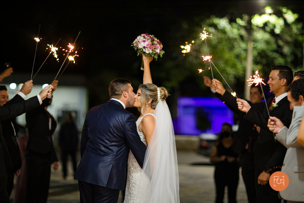 Saída da igreja com beijo
