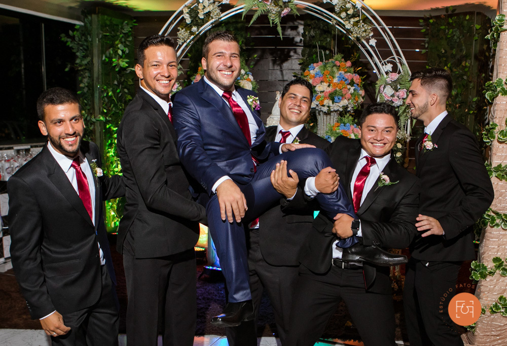 Noivo com padrinhos