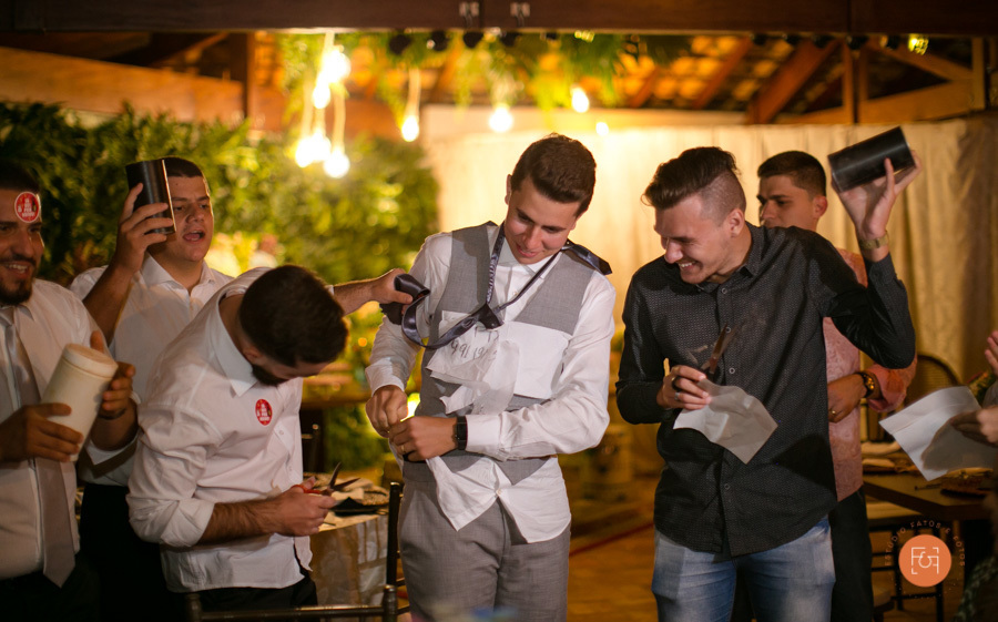 bagunça gravata na festa