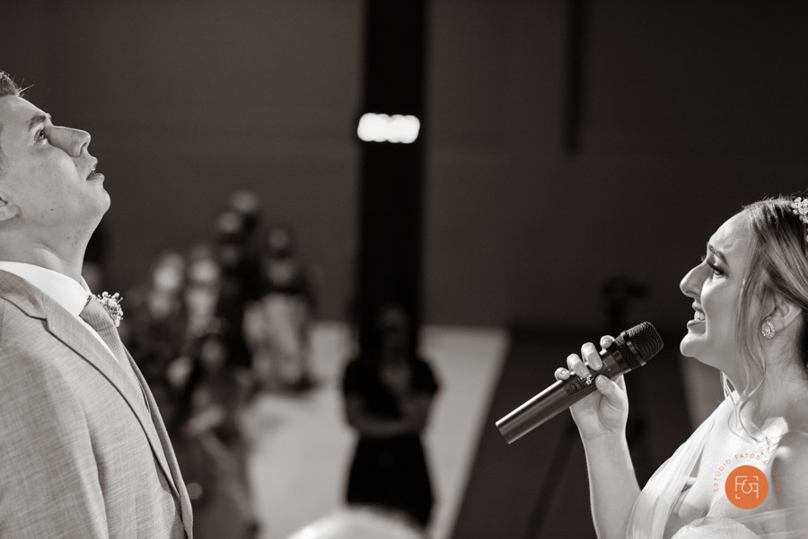 noiva cantando cerimonia