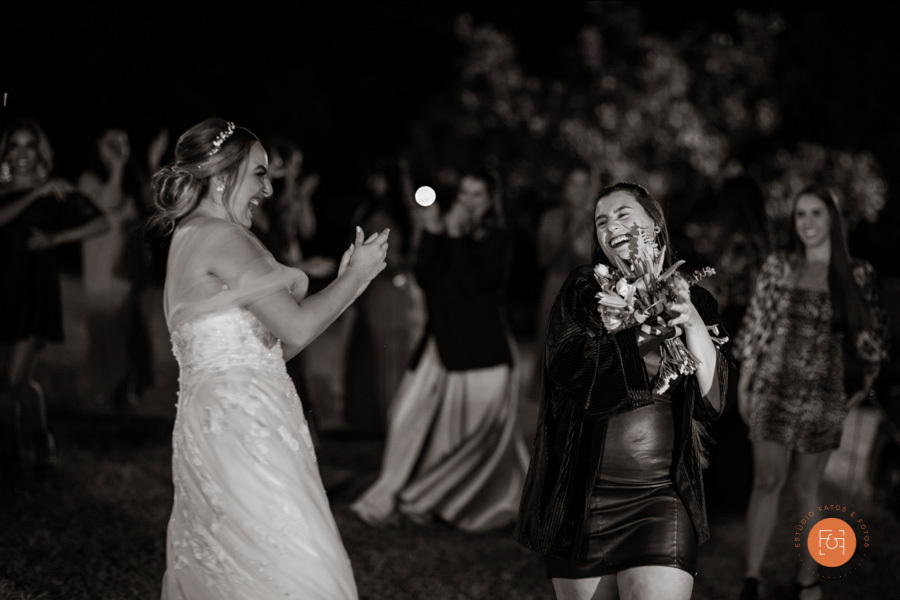 noiva jogando buquê