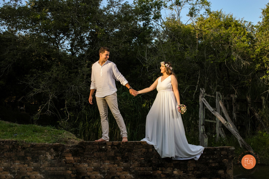 pré wedding casal de mão dados