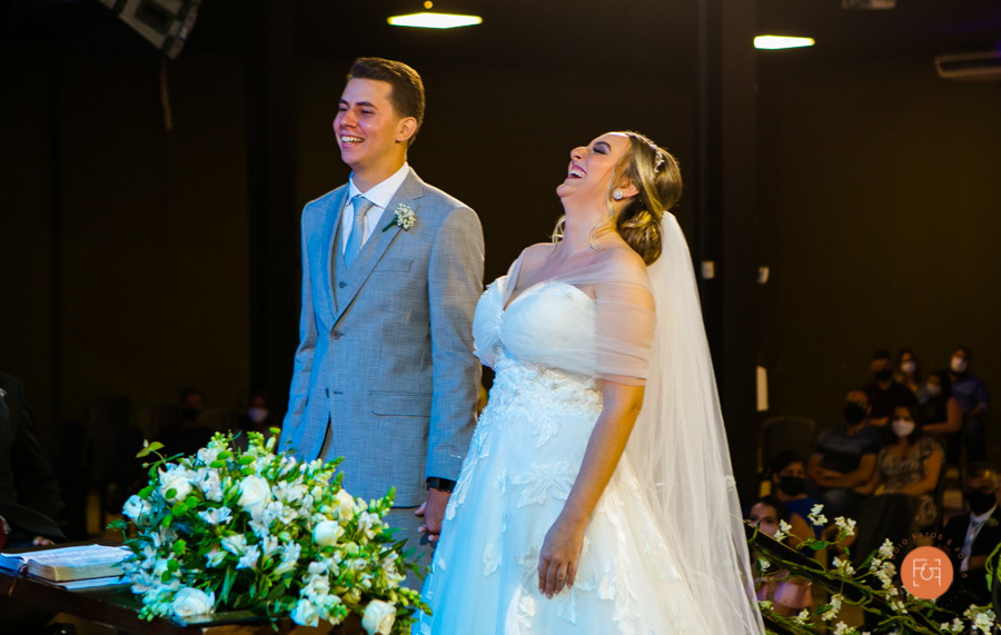 noivos risadas na cerimonia