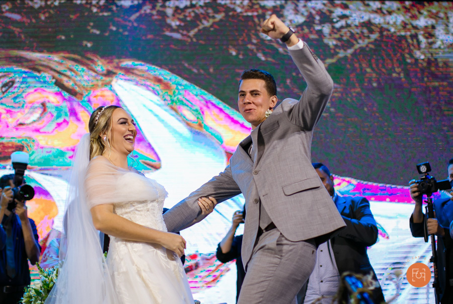 noivos festejando comemorando cerimonia