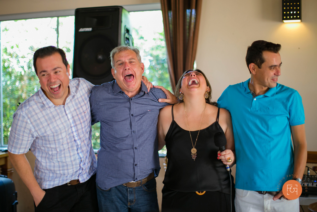 aniversariante homem com os filhos gargalhando