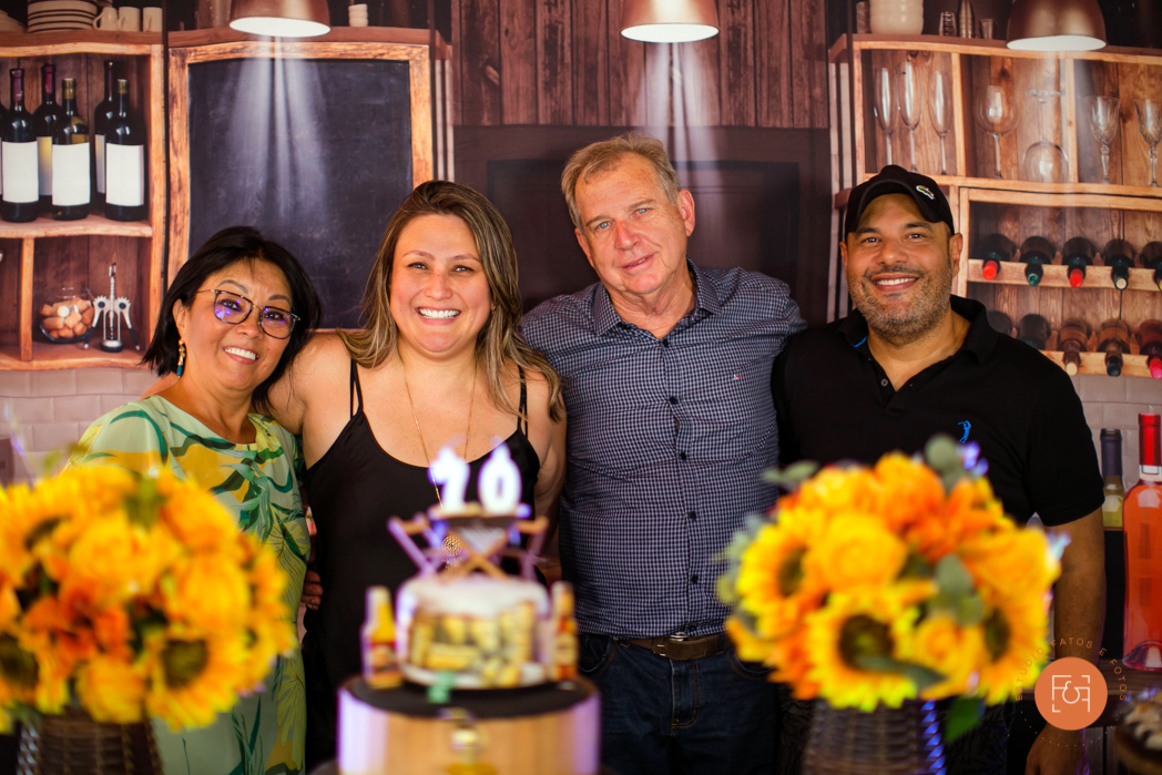 aniversariante homem com a esposa  filha e genro