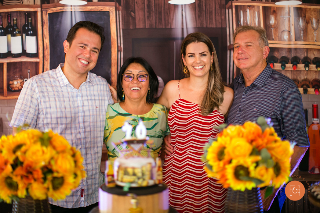 aniversariante com a esposa filho e nora