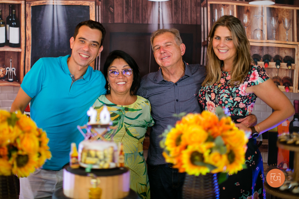 aniversariante com a esposa filho e nora