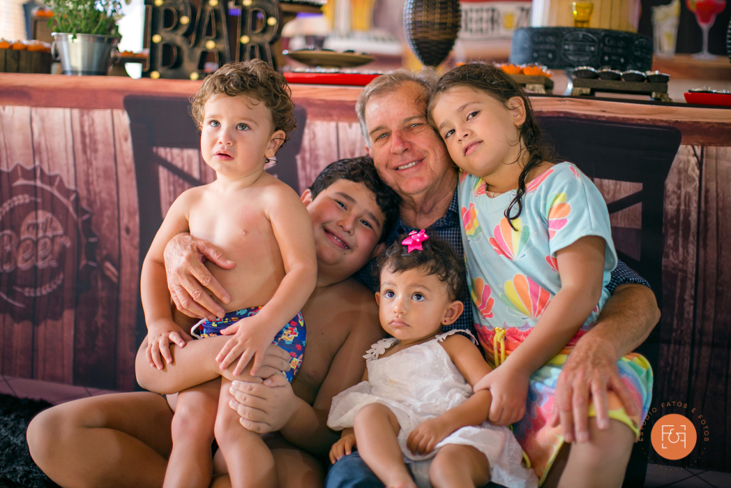 aniversariante homem vô com os netos