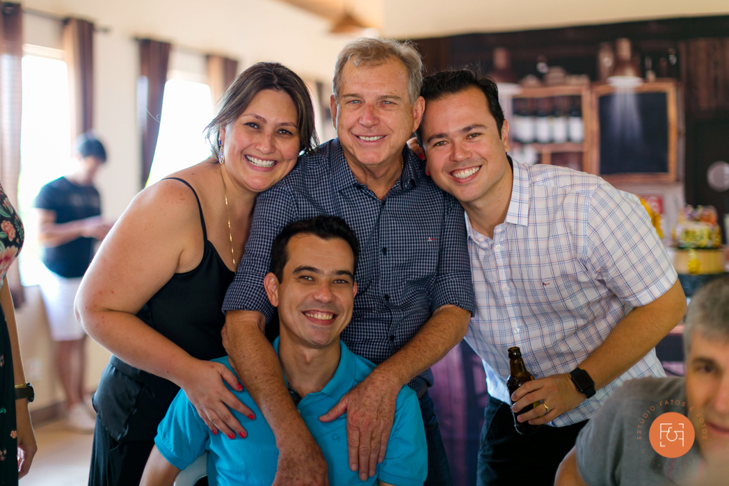 aniversariante homem com os filhos família