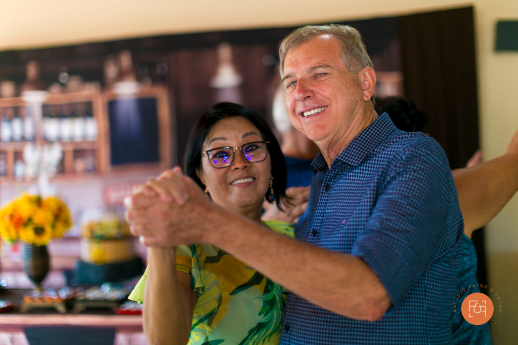 aniversariante homem dançando com a esposa