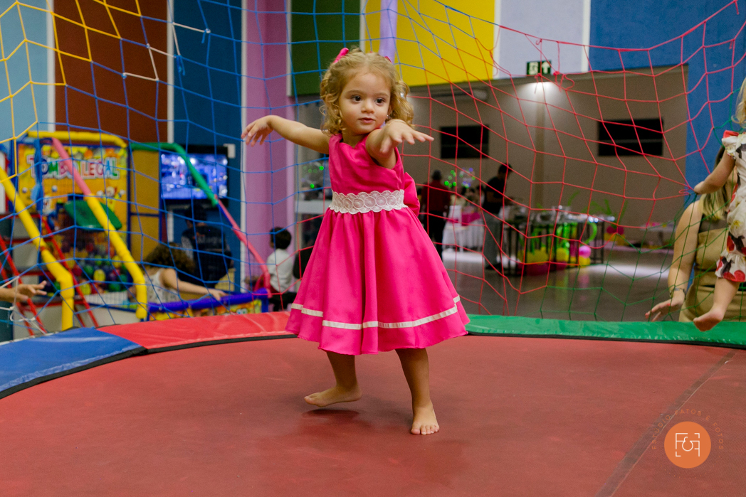 aniversariante menina brincando no pula pula