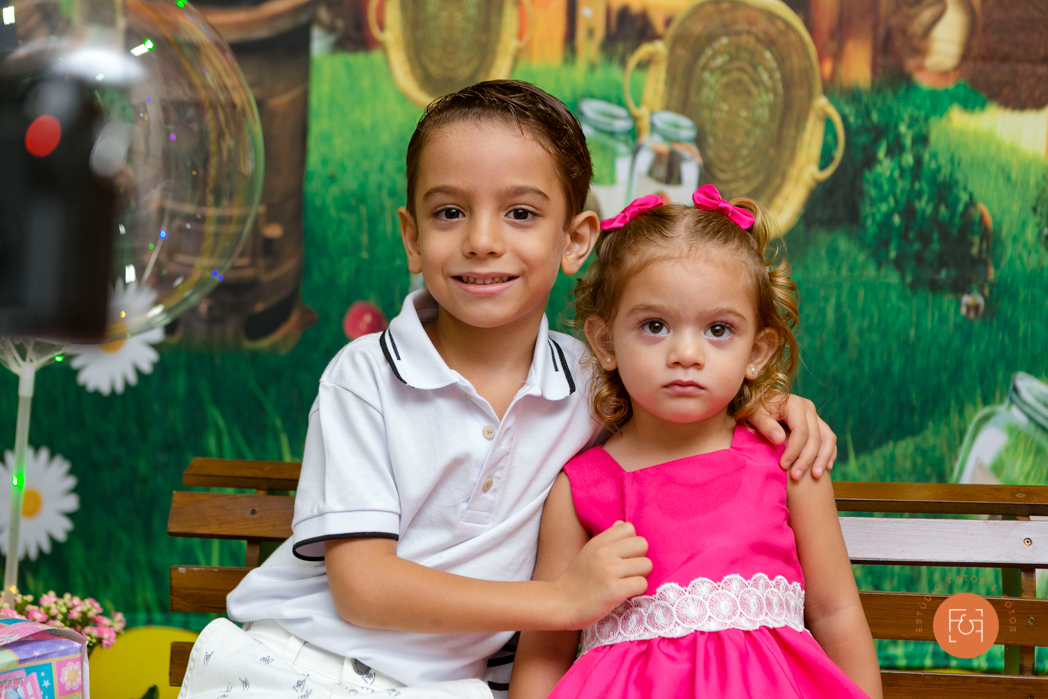aniversariante menina com o irmão