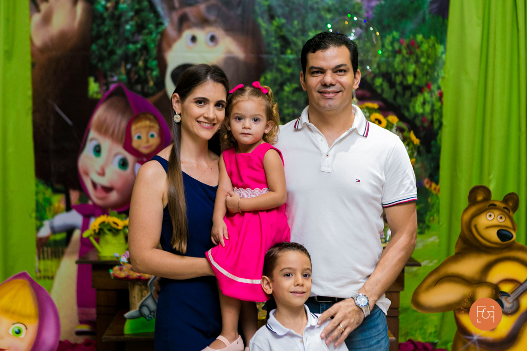 aniversariante menina com os pais e irmão