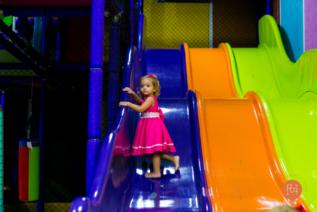 aniversariante menina brincando no escorregador
