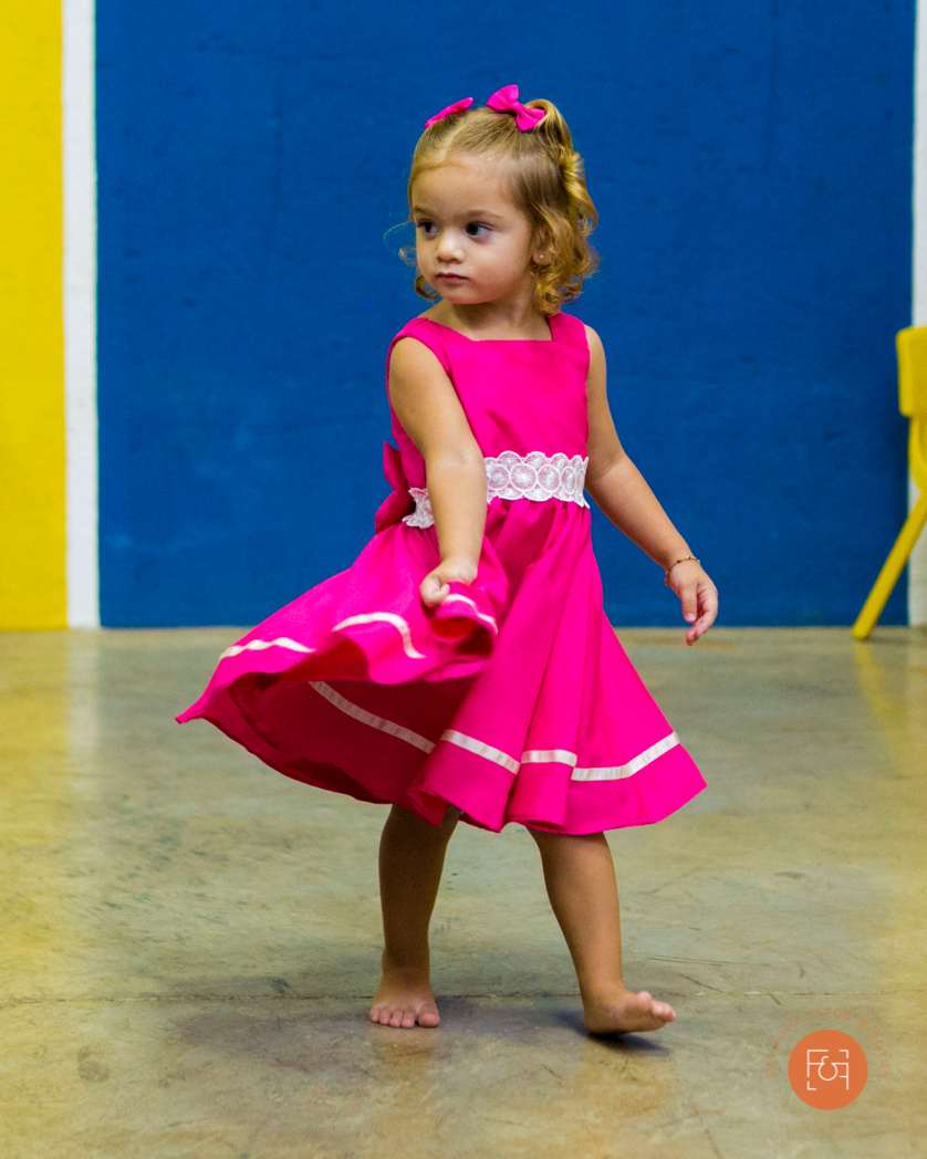 aniversariante menina rodando o vestido
